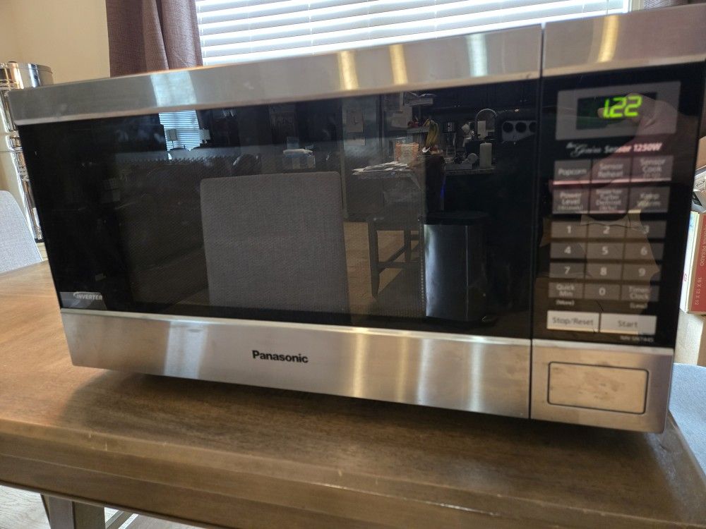 PANASONIC 1.6 Cu Ft MICROWAVE 1250 W
