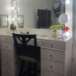 Hollywood-Style lighted vanity