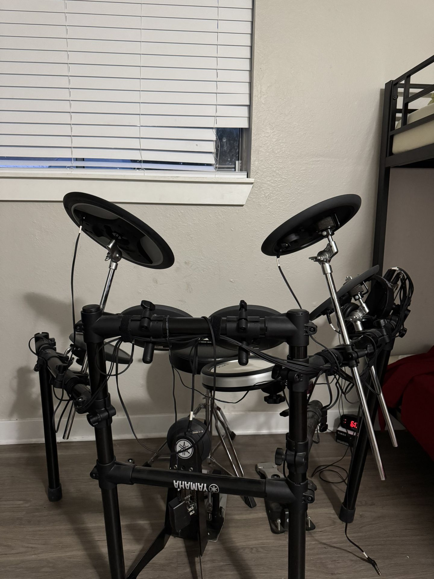 Yamaha DTX502 Electric Drum set w/DW 9000 Double foot Pedal