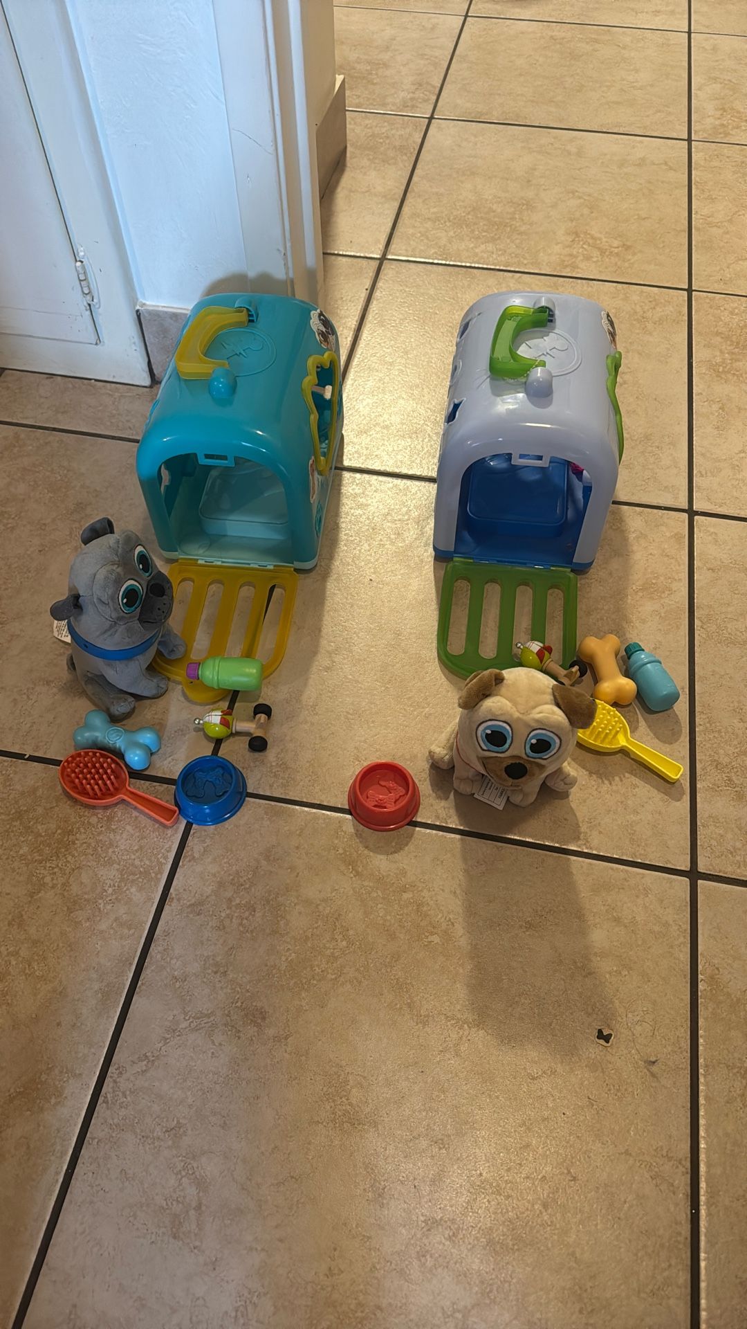 Bingo  And Rolly Puppy Dog Pals Groom And Go Pet Carrier 