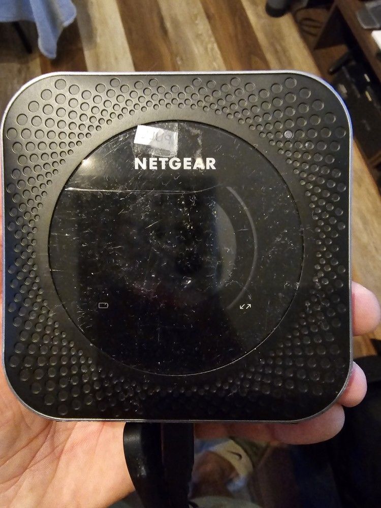 NETGEAR NIGHTHAWK M1 4G LTE mobile hotspot