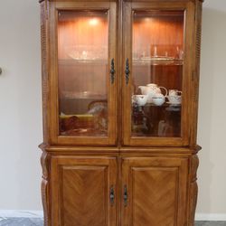 China Cabinet With lights And Beveled Glass