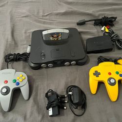 Nintendo 64 2 Controllers + 1 Game 