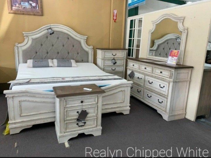 Realyn Chipped White Panel Bedroom Set 4-Piece Instock