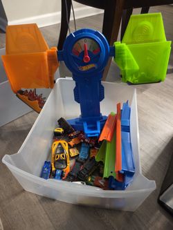 Hot Wheels Scale Playset with Cars and Track Pieces