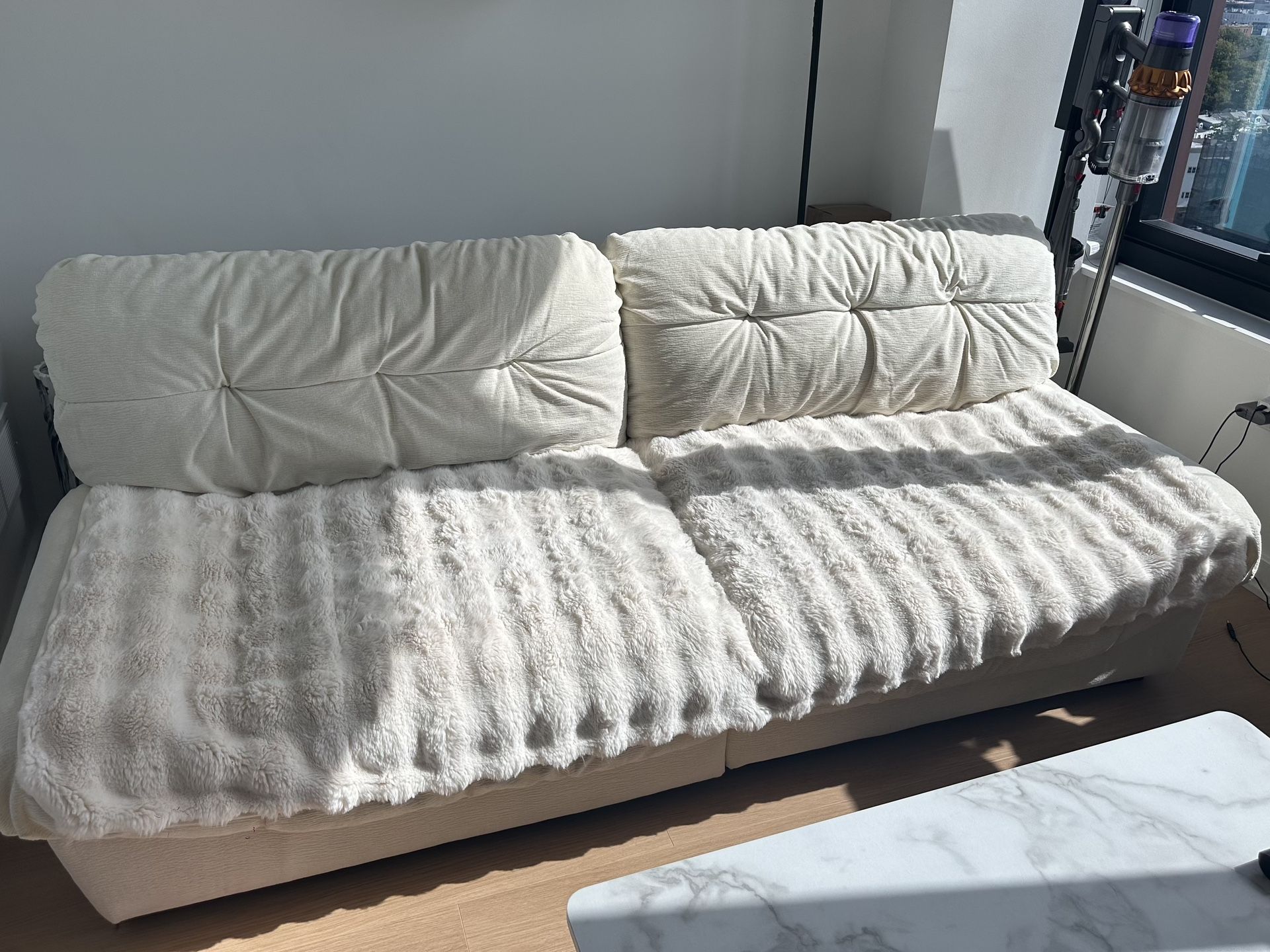 Couch Sofa - Free Throw Cover