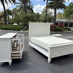 Beautiful Bedroom Set Queen Size Solid Wood White Color In Excellent Condition by Coaster Furniture