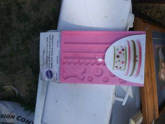 Cake decoration tool