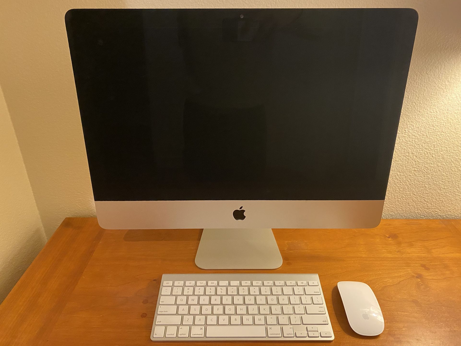 🖥️ Apple iMac 21.5" 2.7 GHz 8GB Mem 1600 MHz DDR3 Mac OS Catalina Desktop Computer Keyboard Mouse