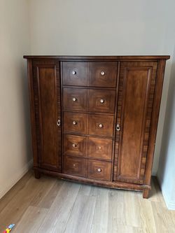 Dresser w/built in cabinets