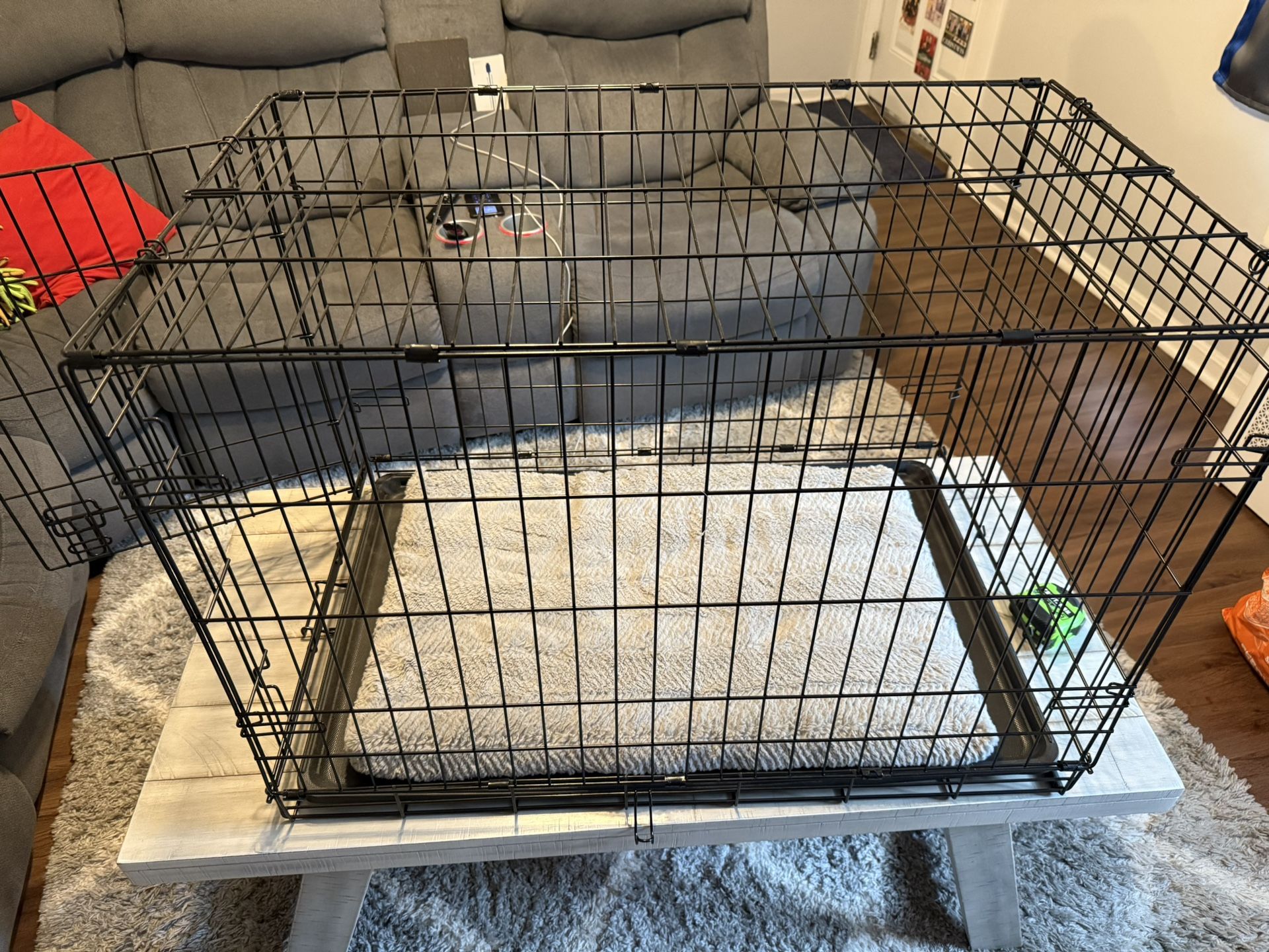 Mid Sized Pet Crate/kennel
