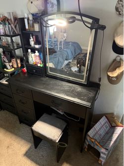 Makeup vanity