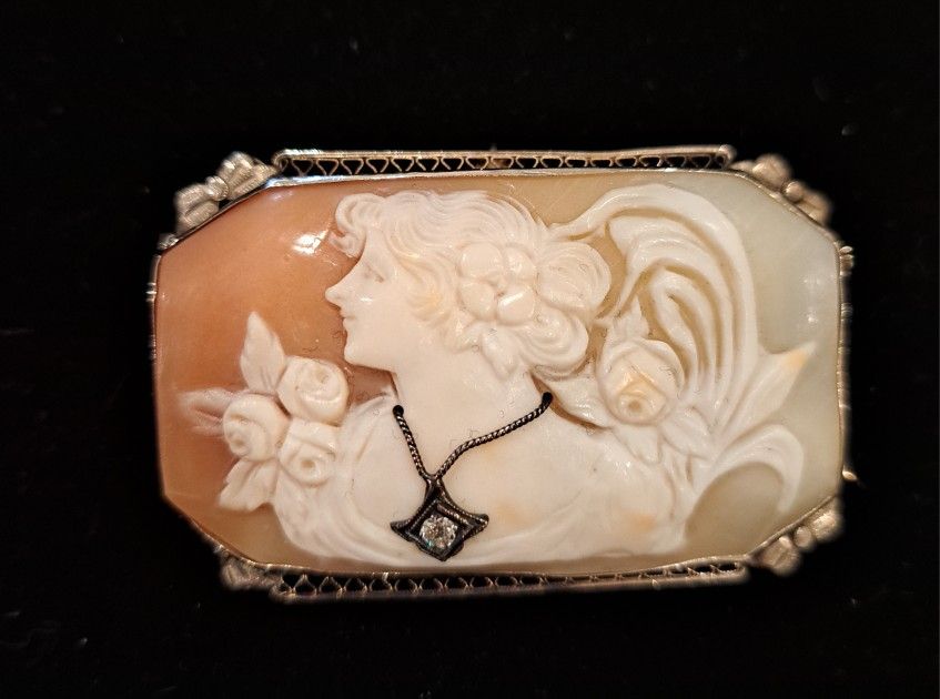 Beautiful ANTIQUE Carved Cameo Brooch Pin**IN APPROX**9-10 GRAMS 14kt GOLD**VINTAGE DIAMOND!!