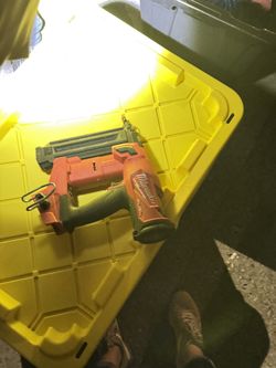 Pistola Para Clavar Rodapiés Y Morduera