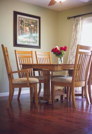 Oak Dining Table 2 Leaves 6 Chairs Excellent Condition For Sale In Springfield Oak Dining Table 2 Leaves 6 Chairs Excellent Condition For Sale In Springfield