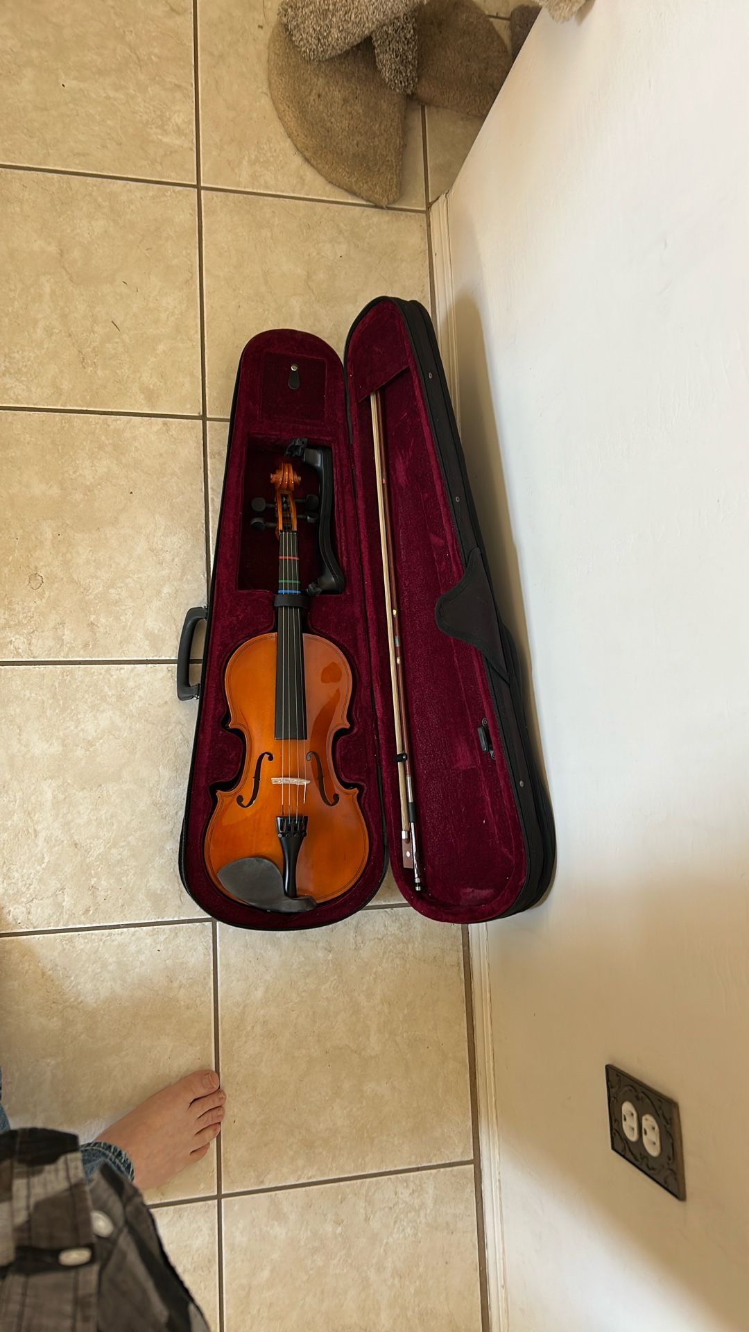 Full Size Violin With Case In Excellent Condition
