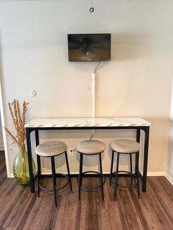 Island & Bar Stools