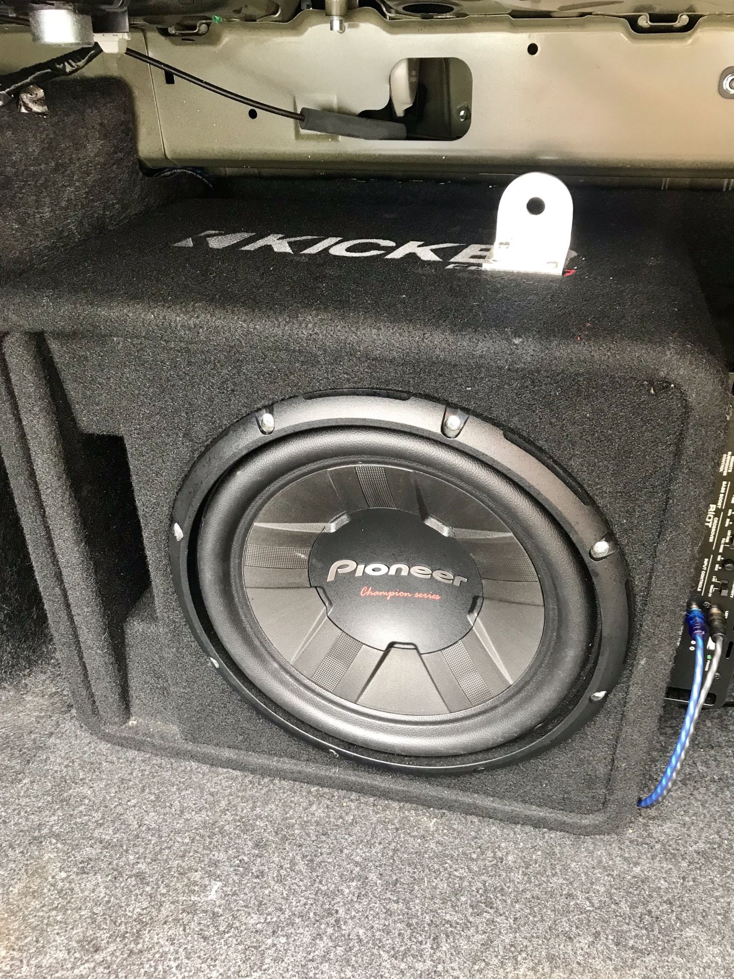 12” pioneer subwoofer/kicker box and riot amp