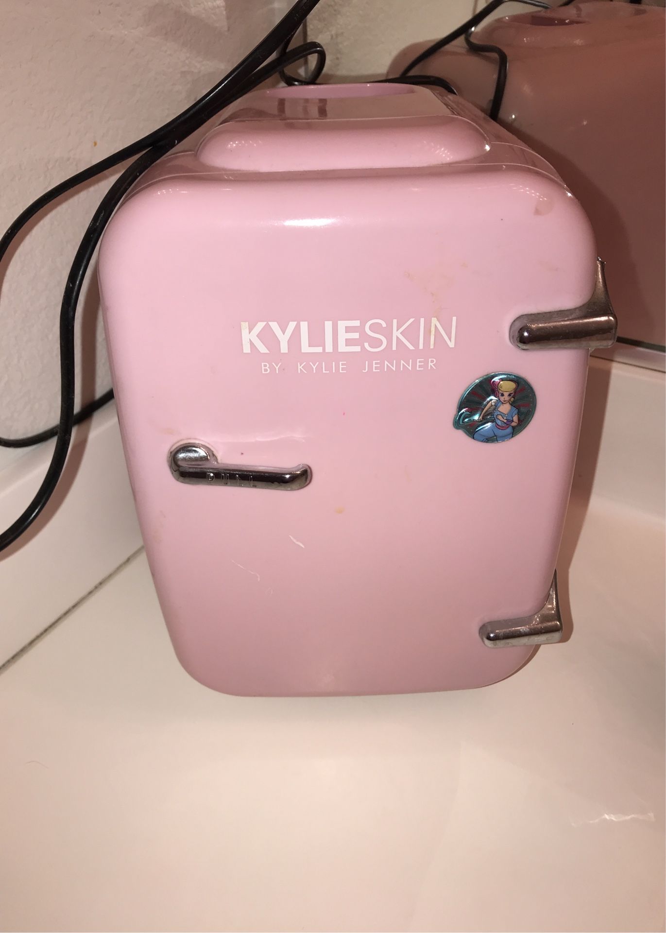 KYLIE JENNER BEAUTY FRIDGE