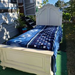 2 White wood Full size Girls Twin Beds With Matress