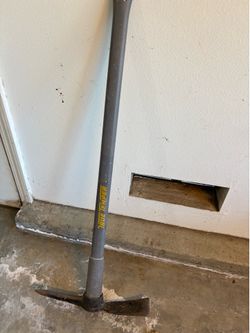 Post hole digger pickaxe