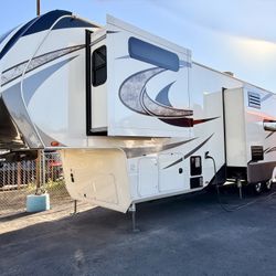 2018 GRAND DESIGN SOLITUDE 375RES W/5 SLIDES REAR LIVING ROOM MUST SEE 