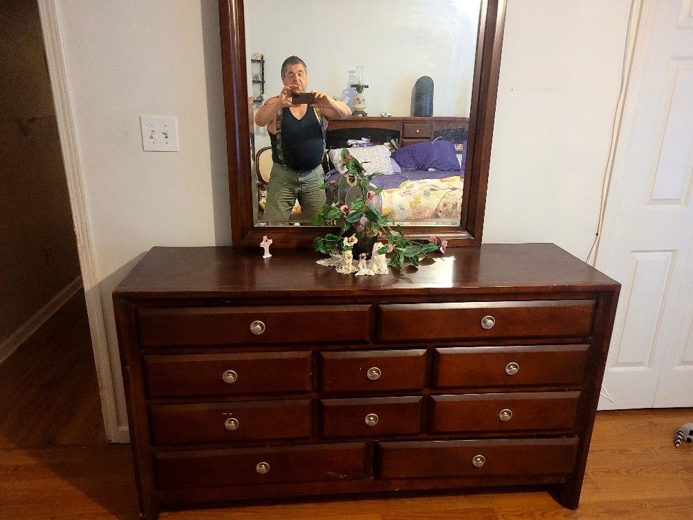 Cali King Bed & Dresser