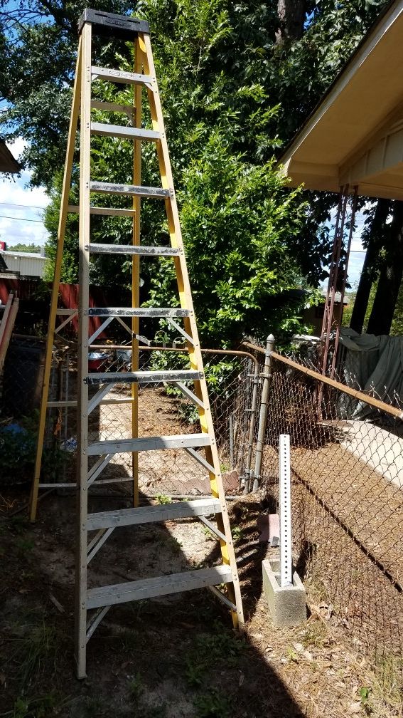 Yellow Werner 10 ft. A-Frame Ladder - Wide Base for Extra Stability - Works Great, No issues