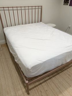 Pink/Mauve Queen iron bed