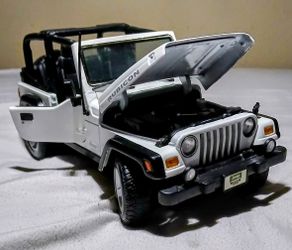 Rugged 1:18 Jeep Wrangler Rubicon Diecast - Doors & Hood