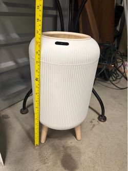 Small trash can with automatic lid.