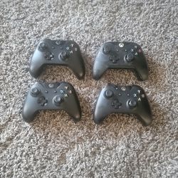 4 Xbox One Controllers