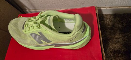 MENS NEW BALANCE  SHOES SIZE 8.5