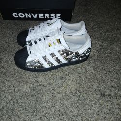 Black And White Adidas With Adidas Words On The Side And They A Size 8 In Men