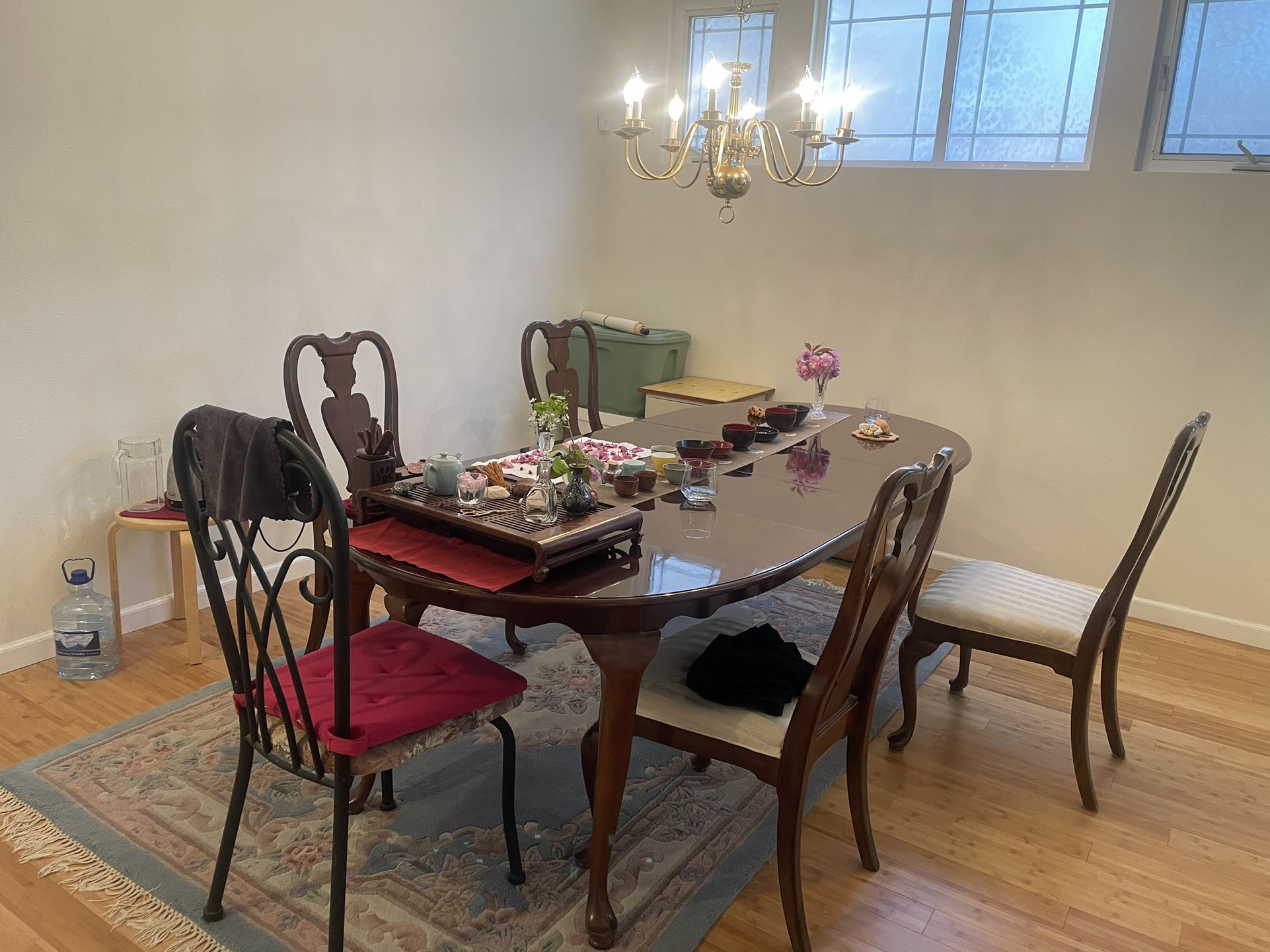 Like New Dinning Table and Matching Chairs
