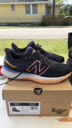 New Balance .Wo ‘ s Sz 10.5 , man 9 .