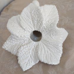 VTG WHITE CERAMIC STEM VASE HOLDER