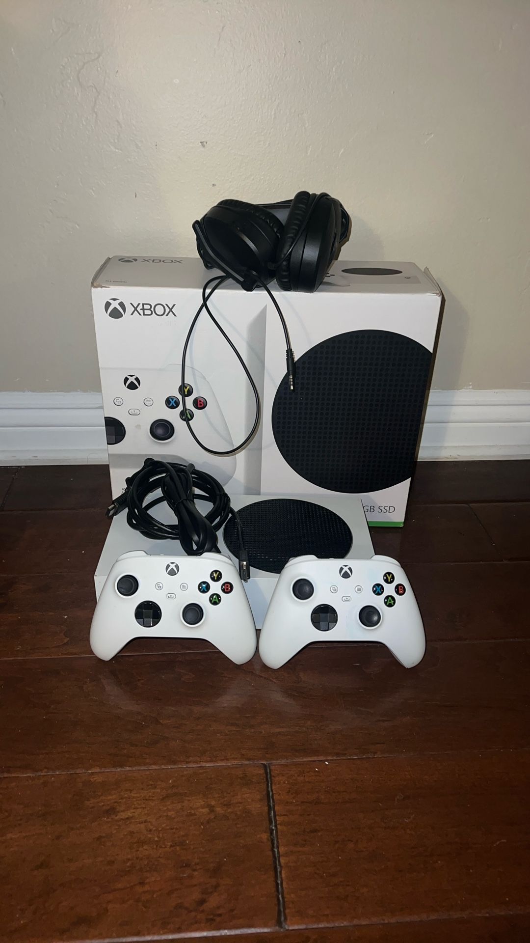 Xbox Series S + 2 Controllers And Headset