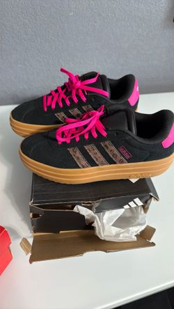 Adidas court bold
