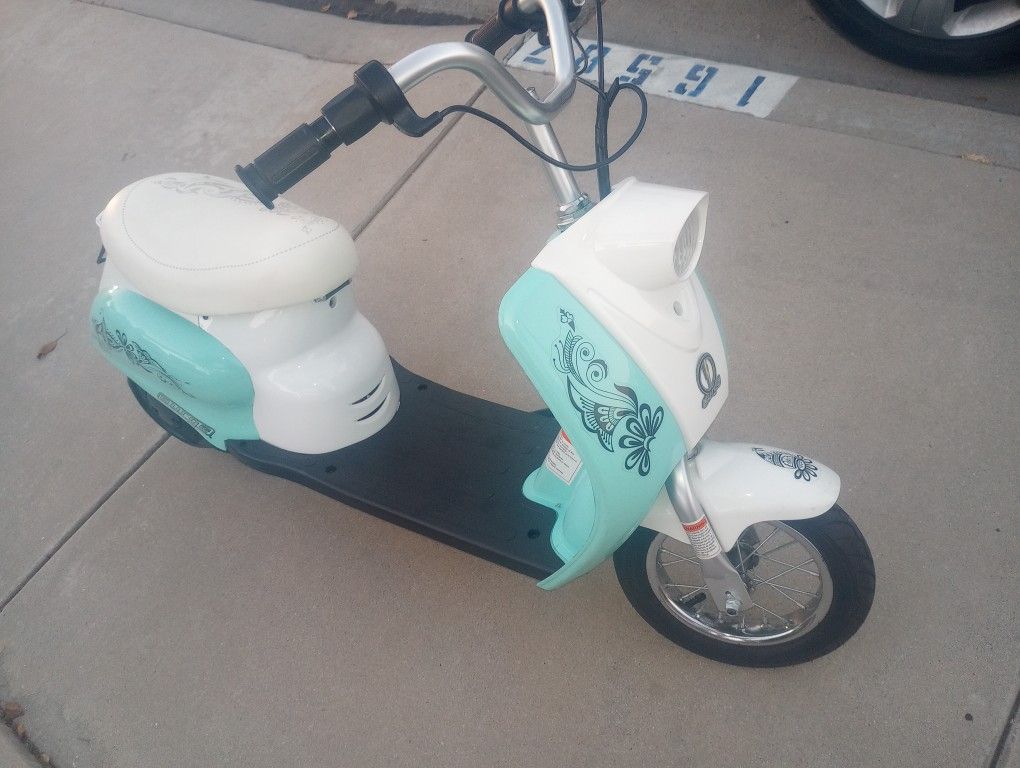 Scooter Eléctrica Para Niños En Buenas Condiciones Está Nueva