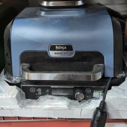 Ninja | Grill & Smoker | Outdoor Woodfire Pro XL | 4 in 1 Grill, BBQ Smoker, Air Fryer & Bake | Portable  (LIGHTLY USED)