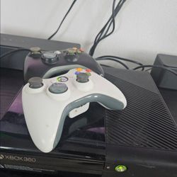 Xbox 360, 2 Controllers And COD Black's Ops 