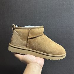 UGG Classic Ultra Mini ( Women’s) 