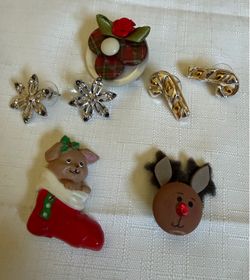 LOT OF VARIOUS HOLIDAY CHRISTMAS  PINS OR LAPEL PINS SOME VINTAGE
