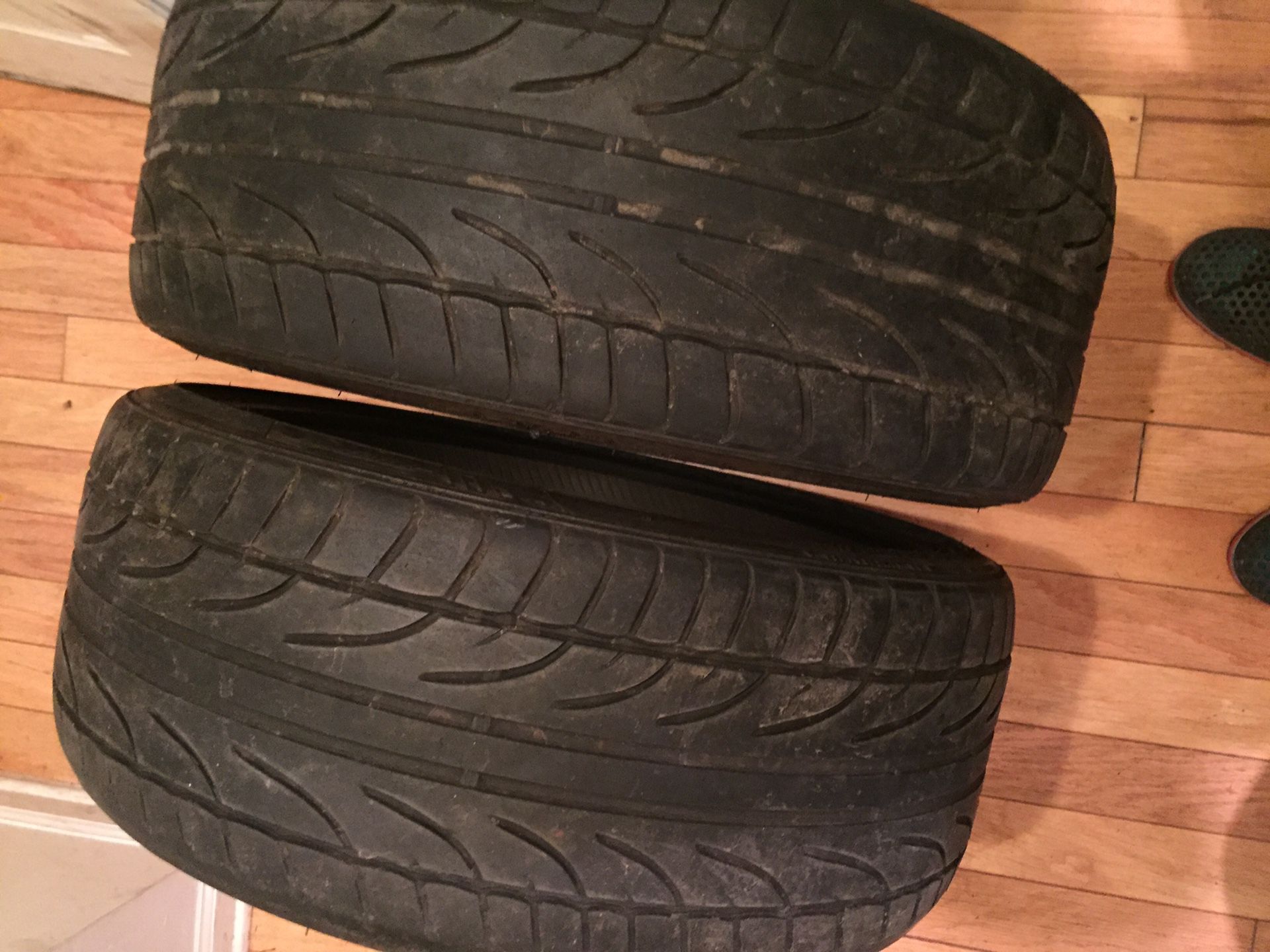 (1) 225/35/20 tire