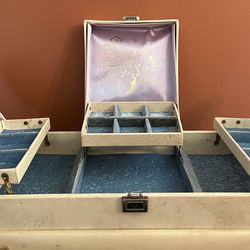 Vintage Large Lady Buxton Jewelry Box Beige Leatherette Light Blue Velvet Lining