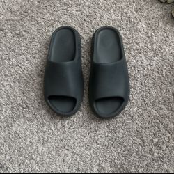 Yeezy Slides – Men’s Size 9 – Clean Condition