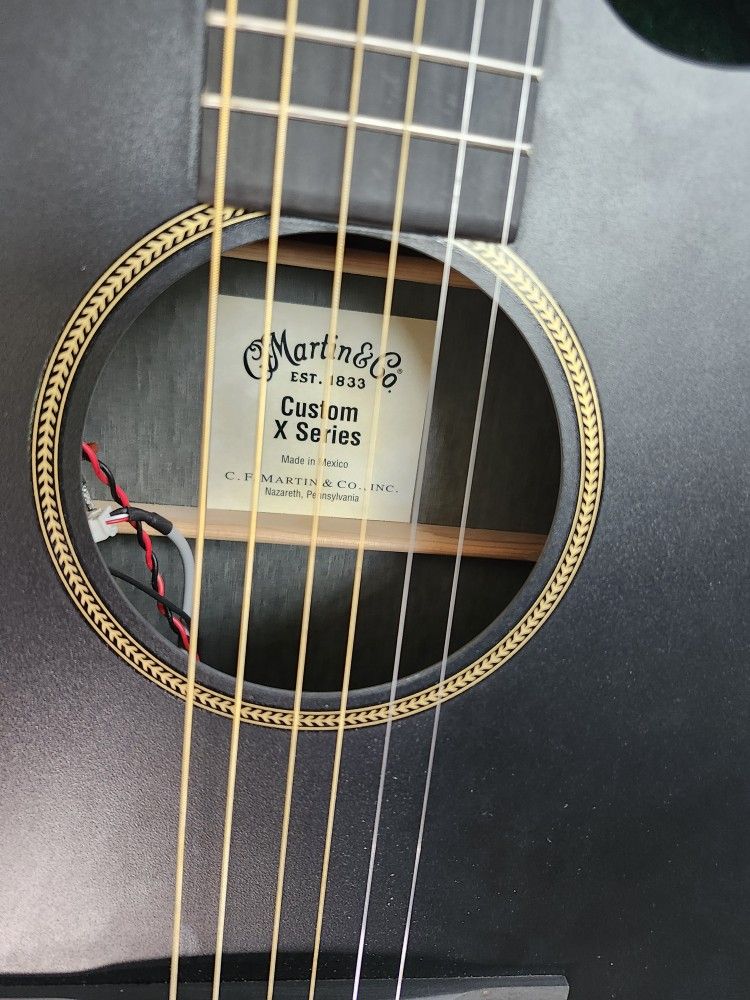 MARTIN ELECTRIC GUITAR