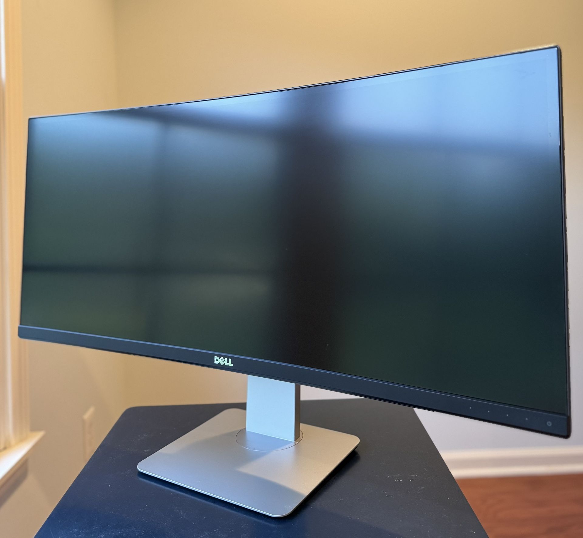 Dell UltraSharp 34” Curved HD Monitor - Excellent Condition! (Negotiable)