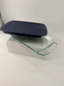 Pyrex Easy Grab 3-quart glass baking dish with a blue lid.